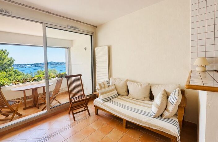 Appartement À Vendre T2  Corniche de Tamaris + Terrasse vue Mer La Seyne sur mer — photo 3