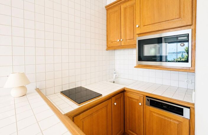 Appartement À Vendre T2  Corniche de Tamaris + Terrasse vue Mer La Seyne sur mer — photo 5