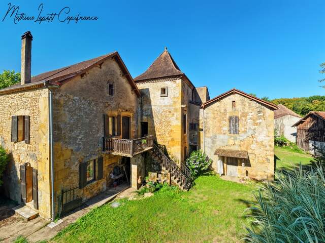A vendre Maison en pierre de caractère de 240 m², pigeonnier, ancien séchoir à tabac et terrain clos de 2 065 m² – Lalinde 24150 — photo du bien