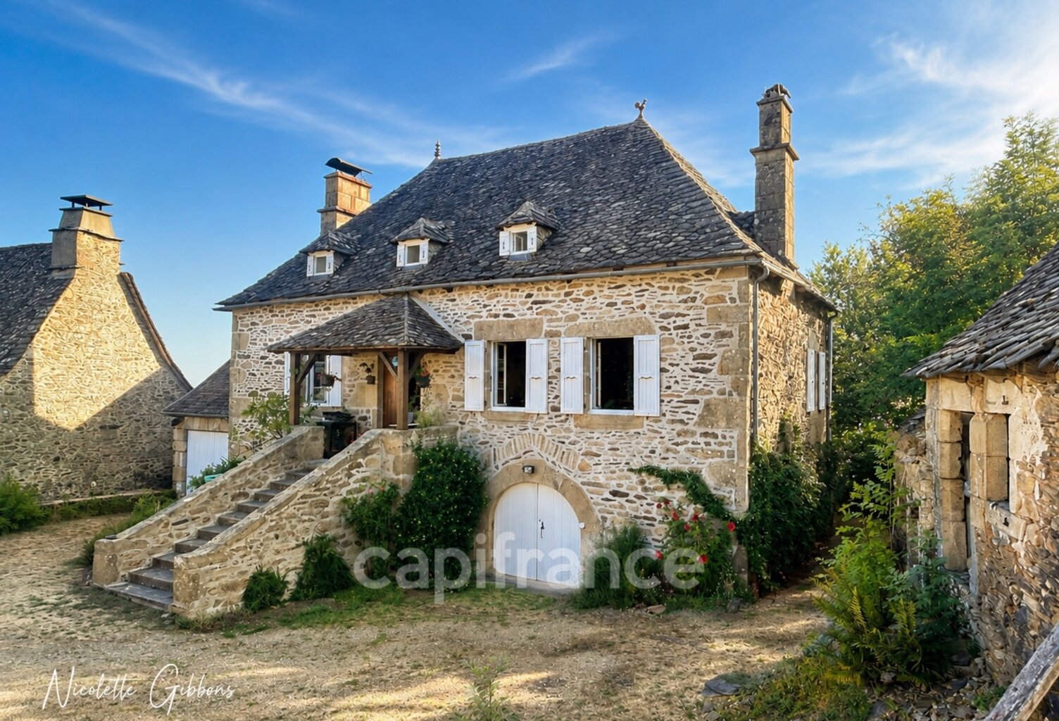 Jolie maison en pierres avec petites dépendances — photo 1