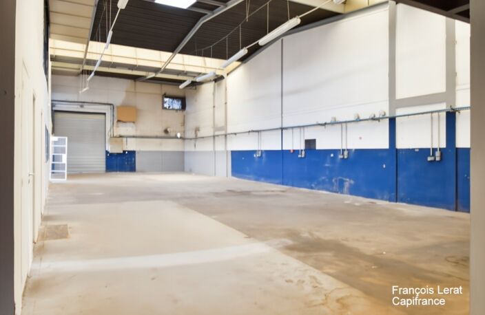 Local/bureau à louer COLOMBES (92)- Bâtiment industriel R+ 1 de 780 m2 et un terrain de 1 300 m2 - Loyer mensuel HT 10 000 € — photo 2