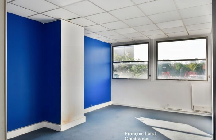 Local/bureau à louer COLOMBES (92)- Bâtiment industriel R+ 1 de 780 m2 et un terrain de 1 300 m2 - Loyer mensuel HT 10 000 € — photo 5