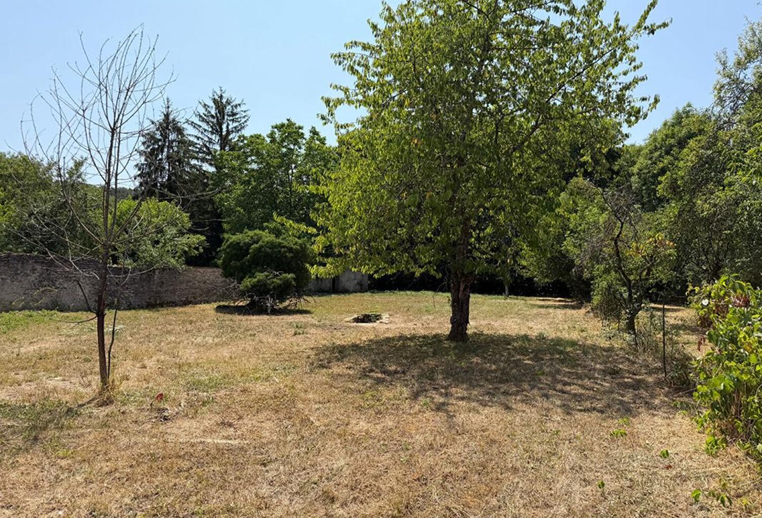Terrain constructible viabilisé au bord de l'eau — photo 1