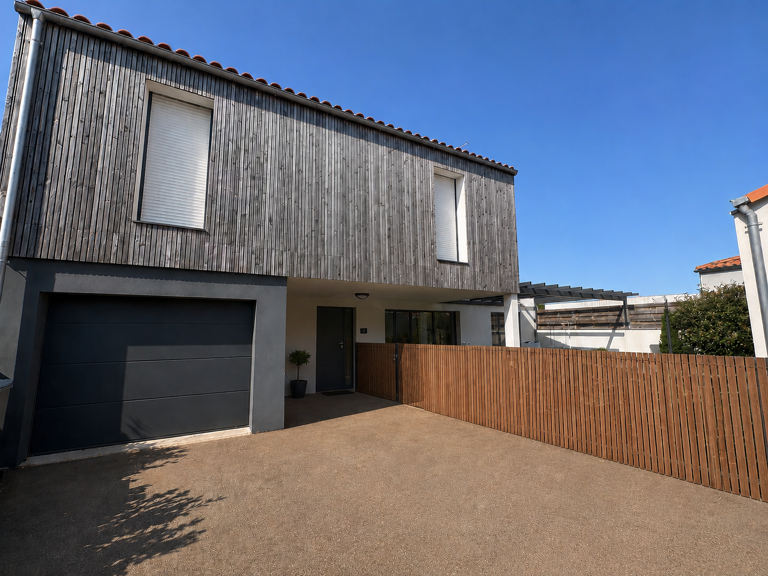 A LOUER : Maison 4 pièces avec garage et jardin   Les Sables — photo 1