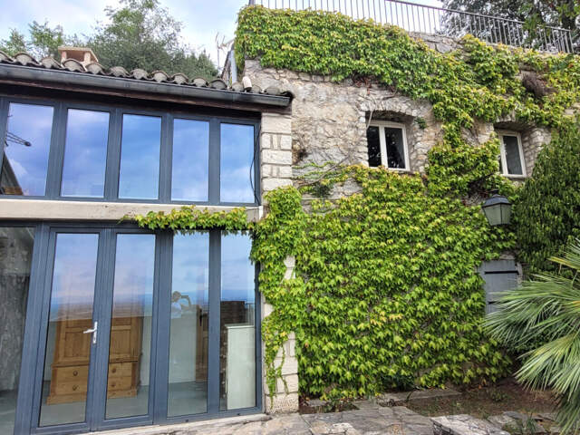 Maison de village avec vue panoramique, jardin et piscine — photo du bien