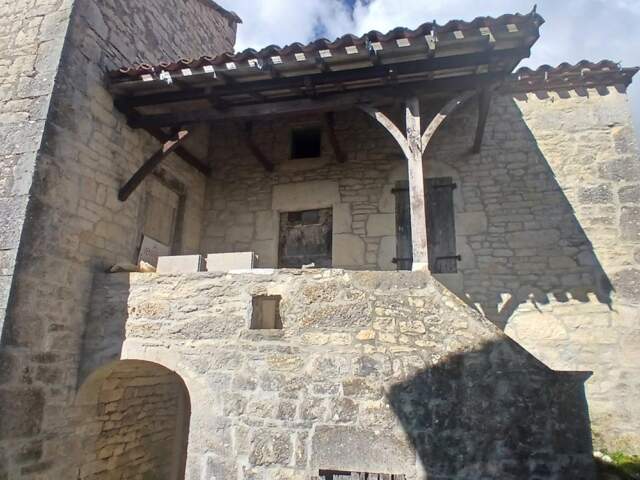 ensemble en pierre à restaurer totalement 20 mn nord de Cahors — photo du bien