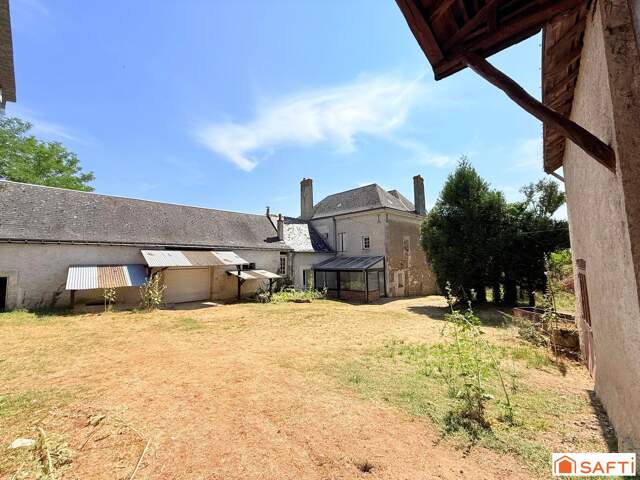 Maison de bourg avec dépendances sur plus de 2 hectares — photo du bien