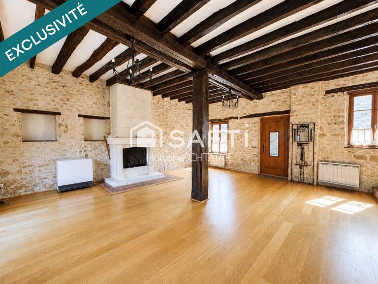 Maison en pierre, beaux volumes et fort potentiel ! — photo 1