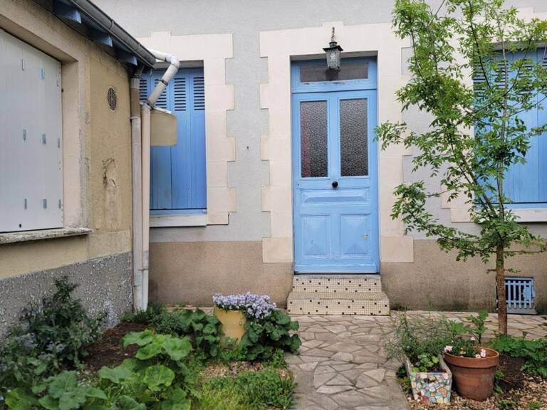 Maison de ville avec cour au cœur de Tours et potentiel intérieur ! — photo 1