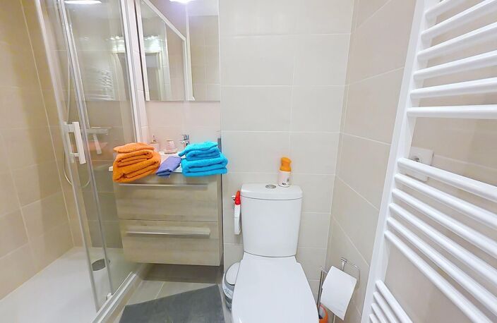 Très bel appartement entièrement rénové et vendu meublé dans résidence avec piscine — photo 5