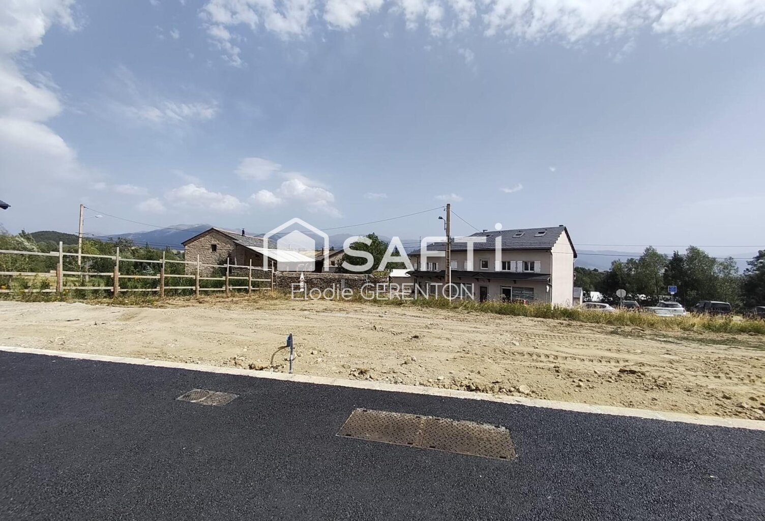 Terrain constructible 3 faces dans petit lotissement — photo 1