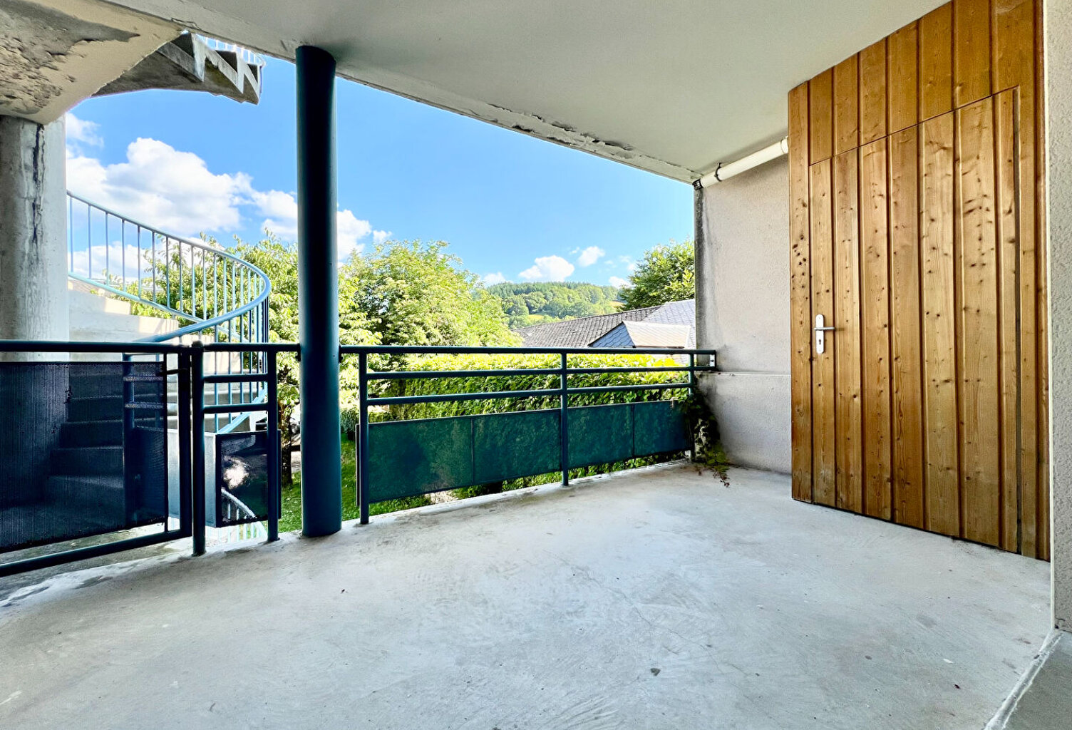 Appartement St GENIEZ d'OLT - Grand T2 de 52.65 m² avec une terrasse de 11 .70 m² — photo 1