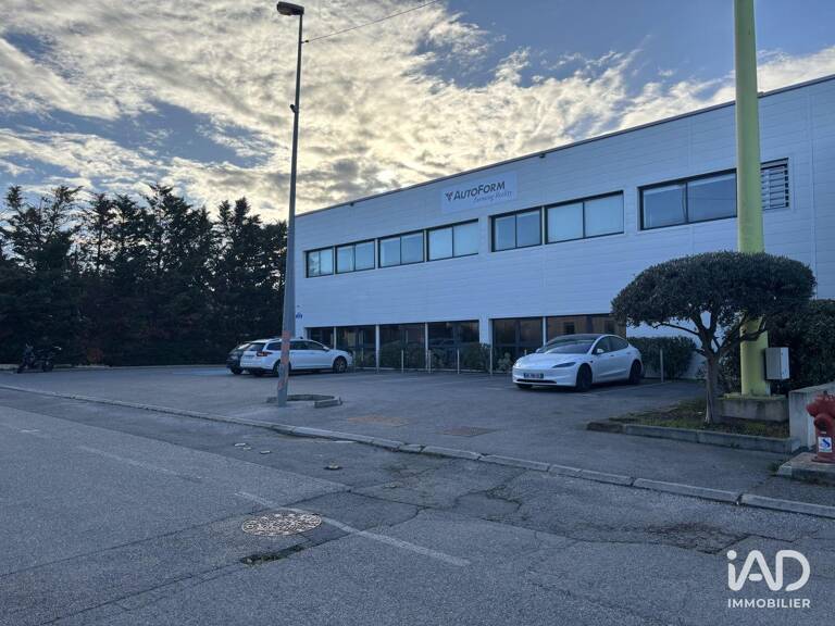 Location Local d'activités 380 m&sup2; — photo 1