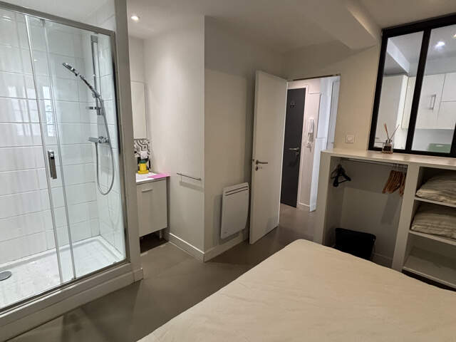 CASTELNAUDARY APPARTEMENT T1BIS No7 SECOND ÉTAGE REFAIT  A NEUF ENTIÈREMENT MEUBLE AVEC EAU/ELECTRICITÉ/BOX IN — photo du bien