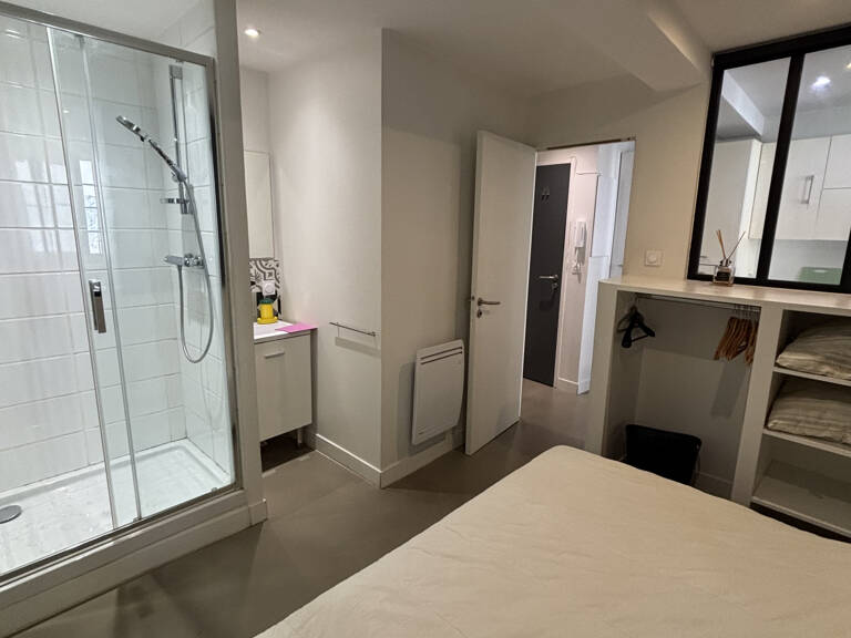 CASTELNAUDARY APPARTEMENT T1BIS No7 SECOND ÉTAGE REFAIT  A NEUF ENTIÈREMENT MEUBLE AVEC EAU/ELECTRICITÉ/BOX IN — photo 1