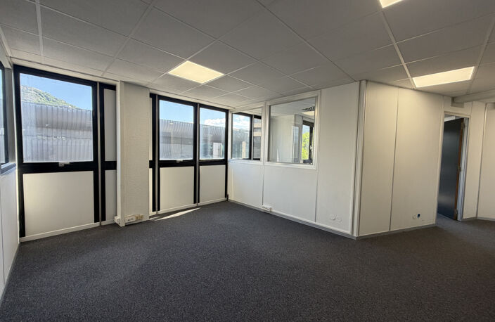 Bureaux 107 m2 — photo 2