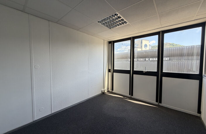 Bureaux 107 m2 — photo 4