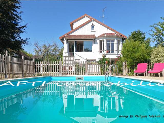 Maison de charme de 140m2 sur 1600m2 de terrain arboré et paysagé / vue panoramique sur la vallée de la Seine / 4 chambres / piscine chauffée  / dépendance — photo du bien