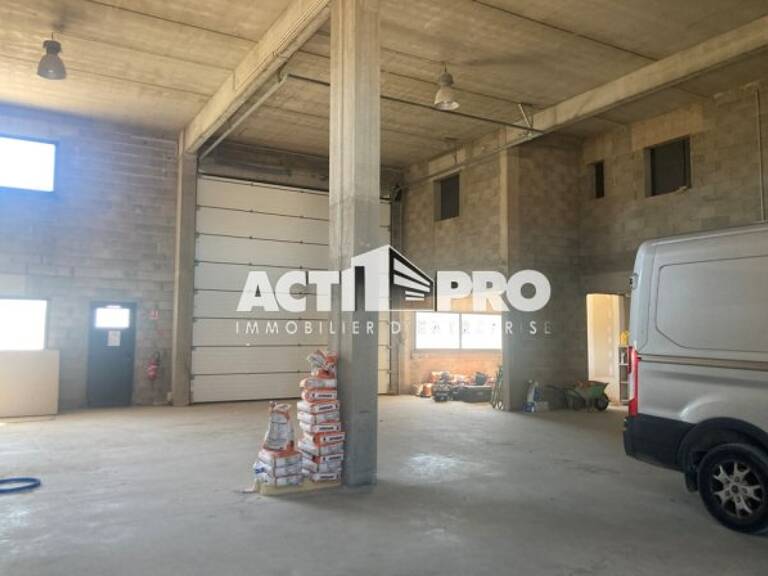 Entrepot à vendre — photo 1
