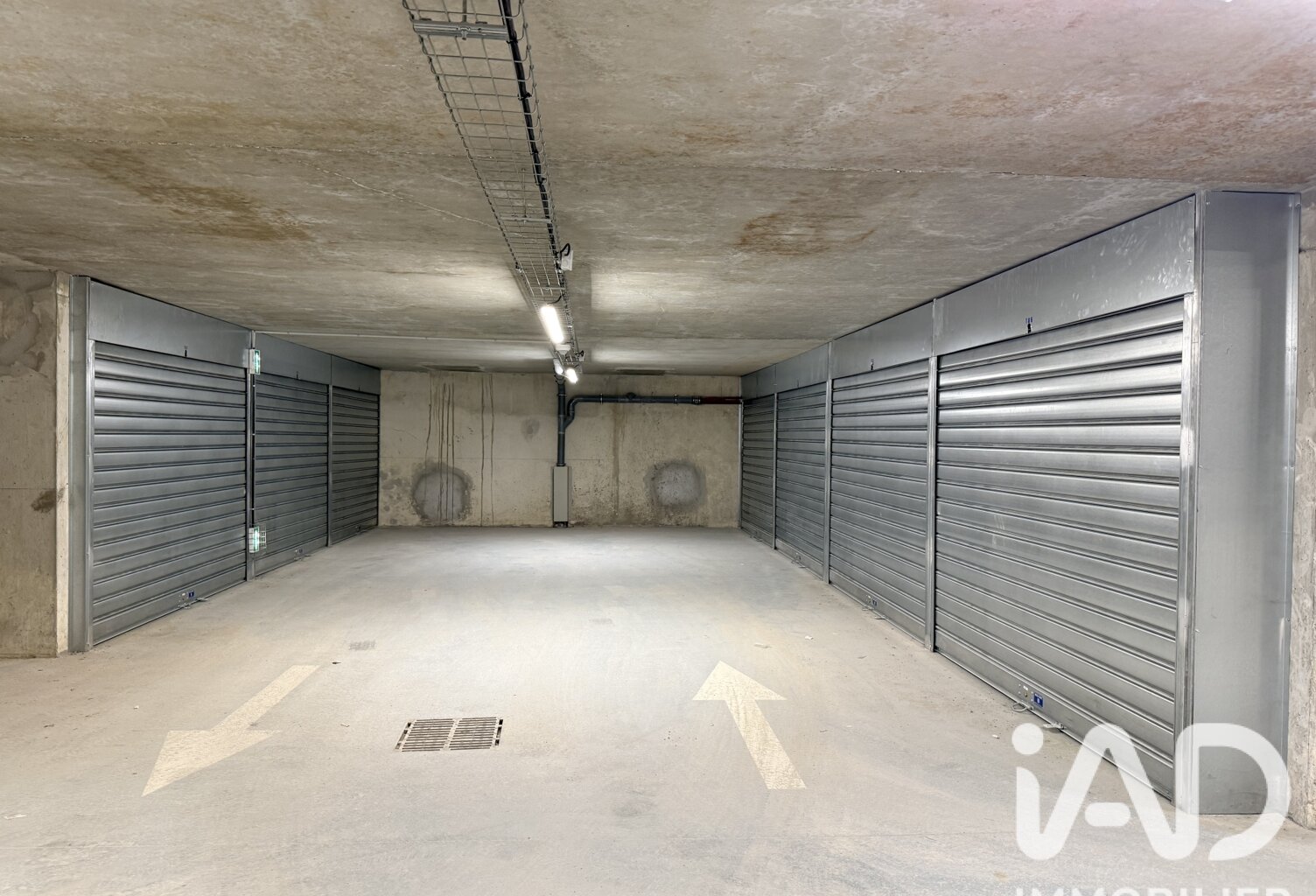 Vente Garage 200 m&sup2; — photo 1