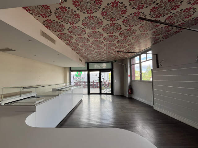 Local commercial de  83 m2 avec vitrine — photo du bien