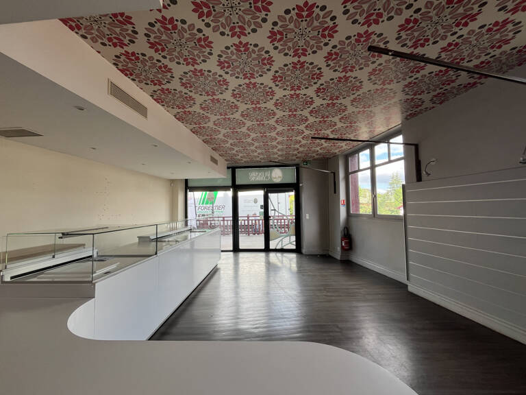 Local commercial de  83 m2 avec vitrine — photo 1