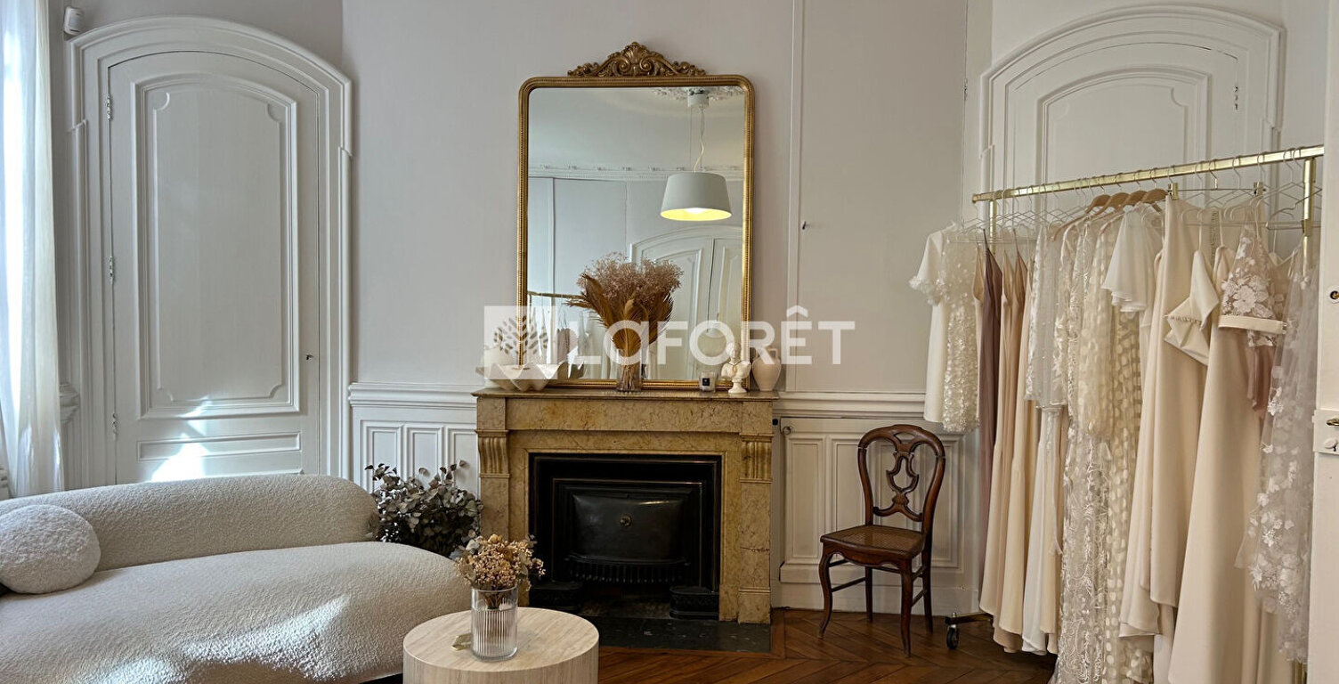 LOCAL PROFESSIONNEL PLACE DES CELESTINS 53,15 m² — photo 1