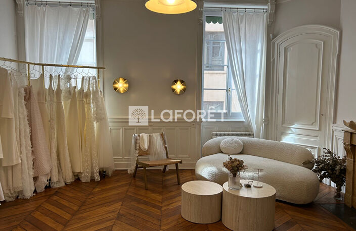 LOCAL PROFESSIONNEL PLACE DES CELESTINS 53,15 m² — photo 2