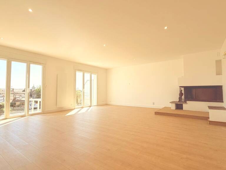 Maison de 200m2 à louer sur Saint-Denis-de-l'Hôtel — photo 1