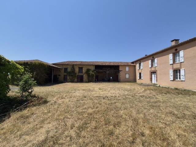 À vendre, proche Trie-sur-Baïse (Hautes-Pyrénées): maison gasconne avec grange, terrasse, porcherie, hangar, mare et terrain de 10 000 m² (1ha) offrant une vue sur les montagnes et la campagne. Situation calme et rurale — photo du bien