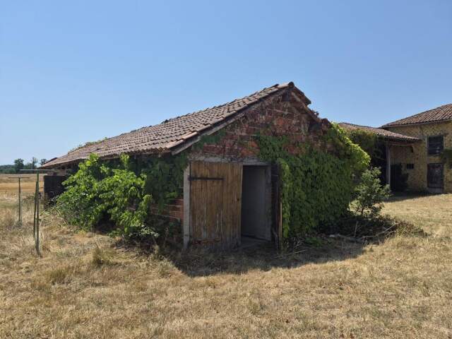 À vendre, proche Trie-sur-Baïse (Hautes-Pyrénées): maison gasconne avec grange, terrasse, porcherie, hangar, mare et terrain de 10 000 m² (1ha) offrant une vue sur les montagnes et la campagne. Situation calme et rurale — photo du bien