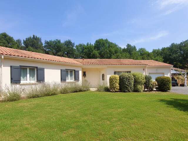 Maison 135m² au calme sans travaux, 4 chambres, garage et carport, terrain plat environ 2500m² à Meyrals — photo du bien