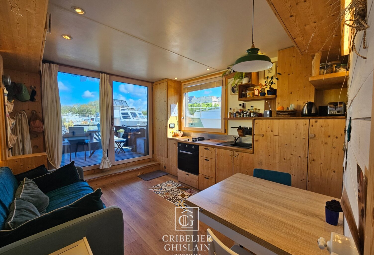 Vivez autrement à Nantes : un appartement flottant de 33 m² au fil de l'eau — photo 1