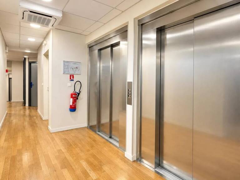 Au sein d'un immeuble tertiaire au pied du métro (Ligne 9 - Station "Billancourt"), Corpimmo vous propose à la vente des bureaux rationnels et climatisés en étage privatif — photo 1
