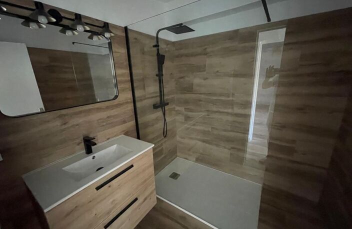 A VENDRE SIX-FOURS-LES-PLAGES 83140 APPARTEMENT 2 PIECES RENOVE — photo 4