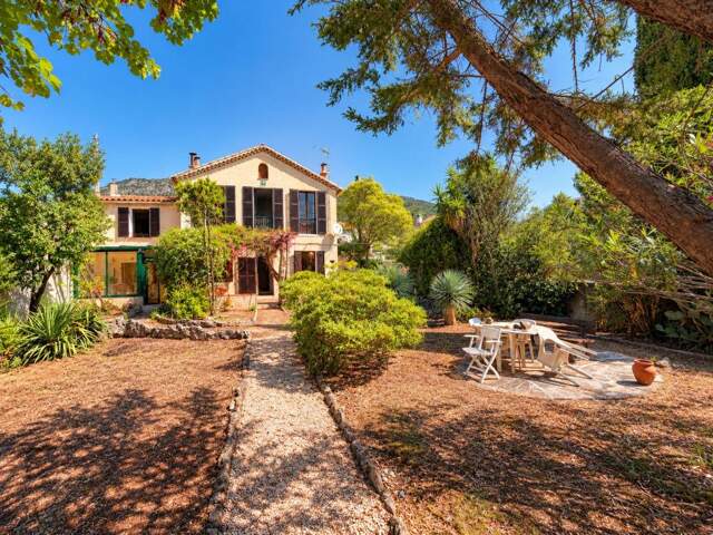 Maison de 1930 de 4 chambres avec très beau jardin et parking quartier Ortolan à Toulon — photo du bien