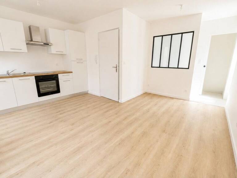 A vendre studio neuf de 23 m² dans petite copropriété proche du centre ville avec place de parking privative — photo 1