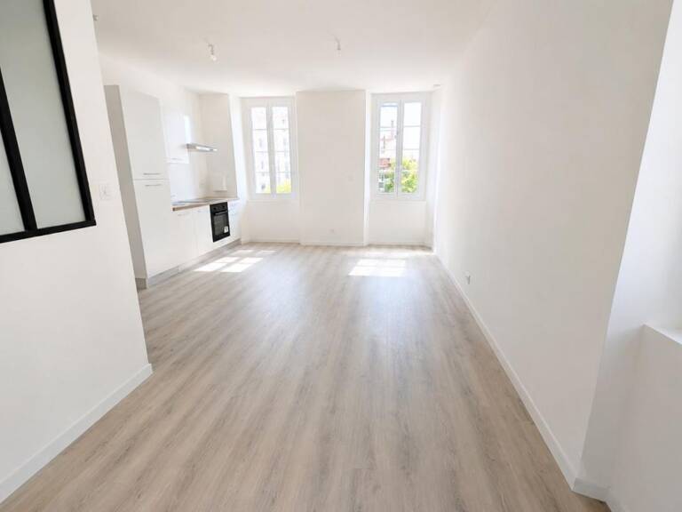 A vendre studio neuf de 27 m² dans petite copropriété proche du centre ville avec place de parking privative — photo 1