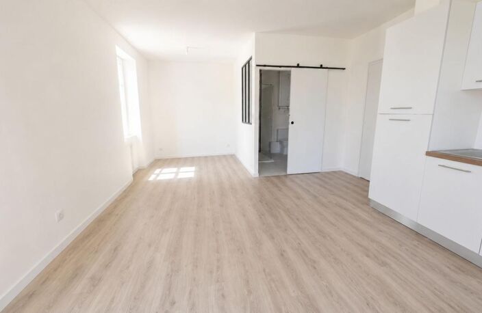 A vendre studio neuf de 27 m² dans petite copropriété proche du centre ville avec place de parking privative — photo 2
