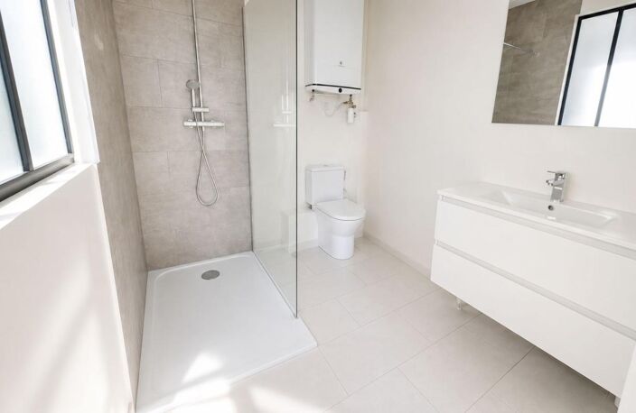 A vendre studio neuf de 27 m² dans petite copropriété proche du centre ville avec place de parking privative — photo 3