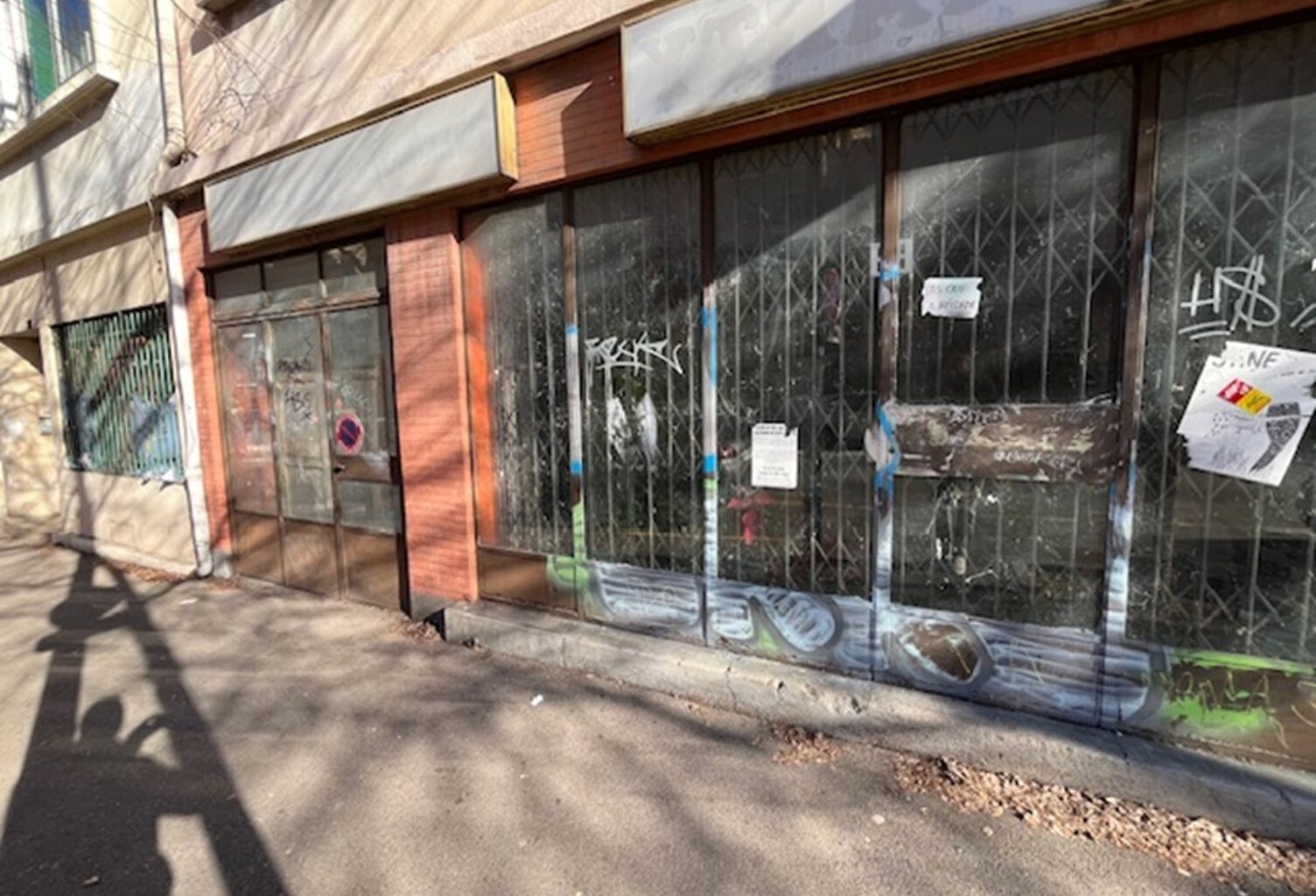 ensemble immobilier de deux lots, un local commercial et un parking de 350 m² en centre ville — photo 1