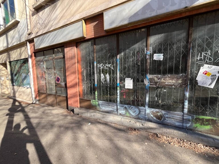 ensemble immobilier de deux lots, un local commercial et un parking de 350 m² en centre ville — photo 1