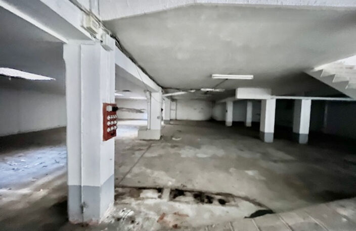 ensemble immobilier de deux lots, un local commercial et un parking de 350 m² en centre ville — photo 3