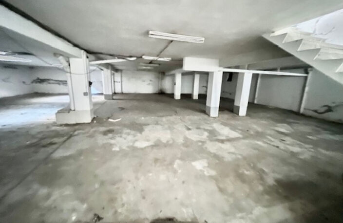 ensemble immobilier de deux lots, un local commercial et un parking de 350 m² en centre ville — photo 4