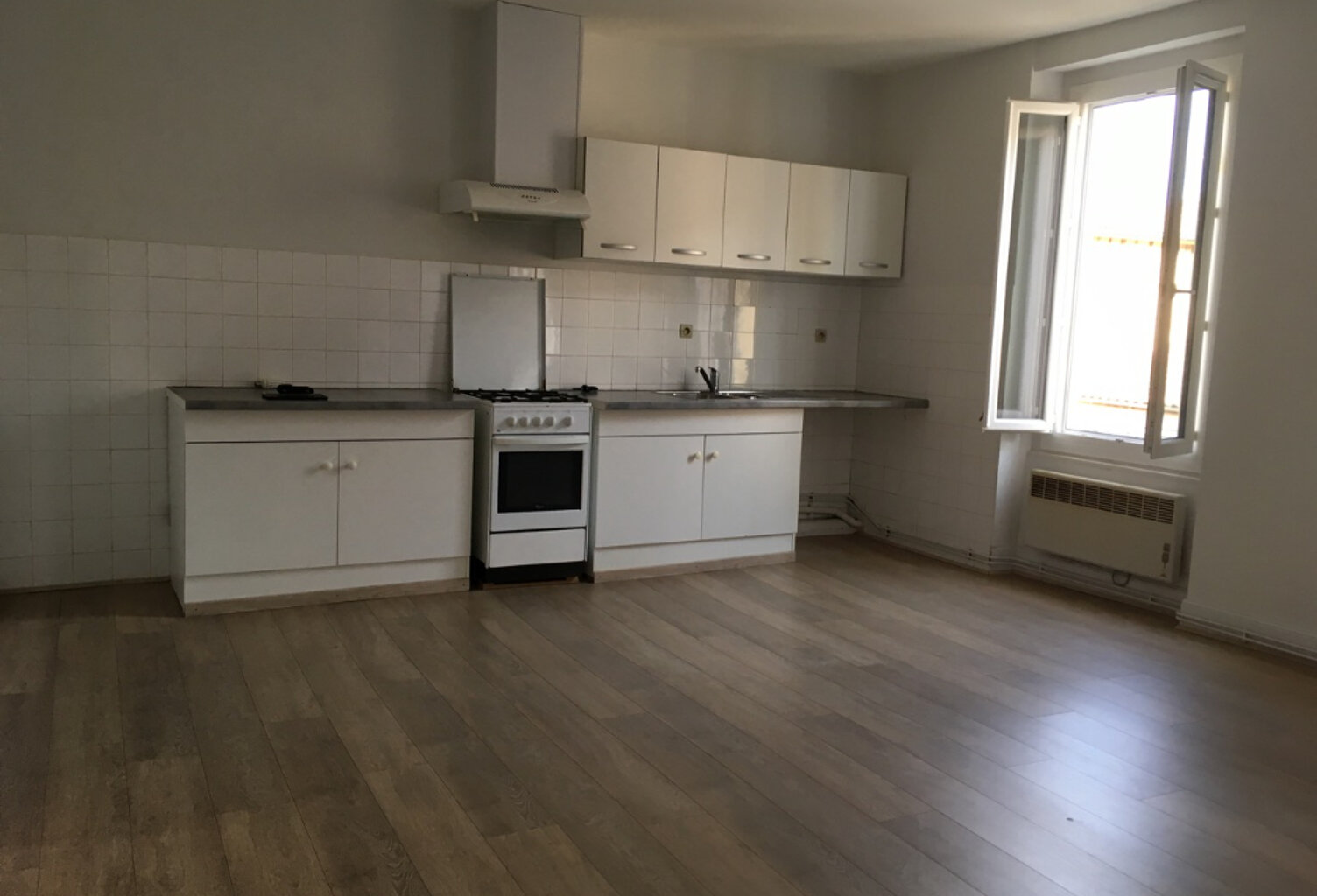 Castelmoron sur Lot, dans une rue calme, au premier étage d'un immeuble tranquille composé de deux logements, agréable T3 en bon état de 58,89 m2 comprenant séjour lumineux orienté est, deux chambres dont une grande avec un balcon agréable à l'ouest, sall — photo 1