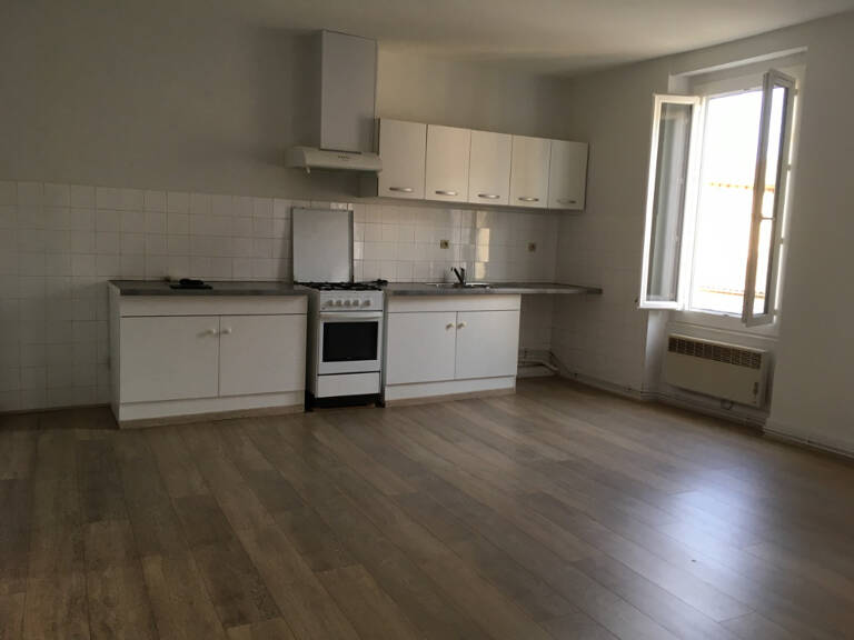 Castelmoron sur Lot, dans une rue calme, au premier étage d'un immeuble tranquille composé de deux logements, agréable T3 en bon état de 58,89 m2 comprenant séjour lumineux orienté est, deux chambres dont une grande avec un balcon agréable à l'ouest, sall — photo 1