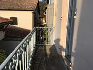 Castelmoron sur Lot, dans une rue calme, au premier étage d'un immeuble tranquille composé de deux logements, agréable T3 en bon état de 58,89 m2 comprenant séjour lumineux orienté est, deux chambres dont une grande avec un balcon agréable à l'ouest, sall — photo 2
