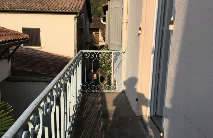 Castelmoron sur Lot, dans une rue calme, au premier étage d'un immeuble tranquille composé de deux logements, agréable T3 en bon état de 58,89 m2 comprenant séjour lumineux orienté est, deux chambres dont une grande avec un balcon agréable à l'ouest, sall — photo 2