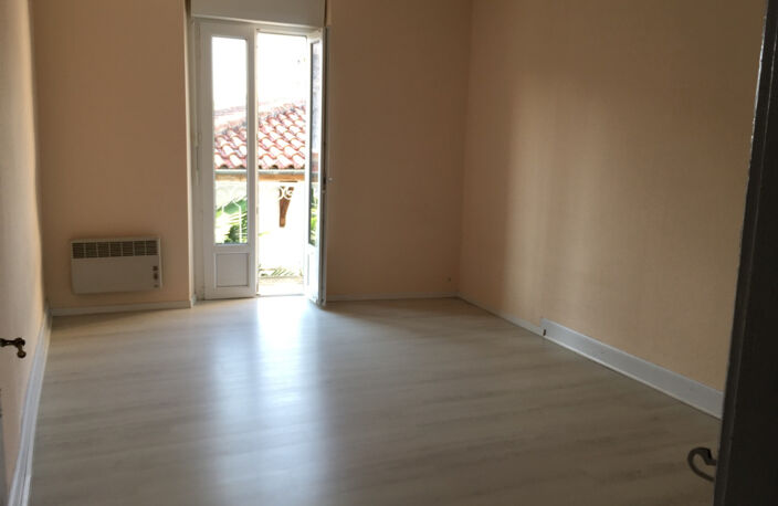 Castelmoron sur Lot, dans une rue calme, au premier étage d'un immeuble tranquille composé de deux logements, agréable T3 en bon état de 58,89 m2 comprenant séjour lumineux orienté est, deux chambres dont une grande avec un balcon agréable à l'ouest, sall — photo 3