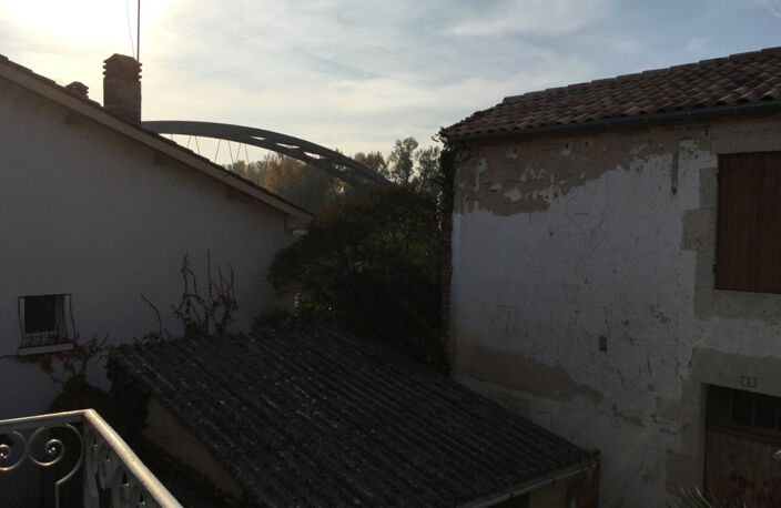 Castelmoron sur Lot, dans une rue calme, au premier étage d'un immeuble tranquille composé de deux logements, agréable T3 en bon état de 58,89 m2 comprenant séjour lumineux orienté est, deux chambres dont une grande avec un balcon agréable à l'ouest, sall — photo 4